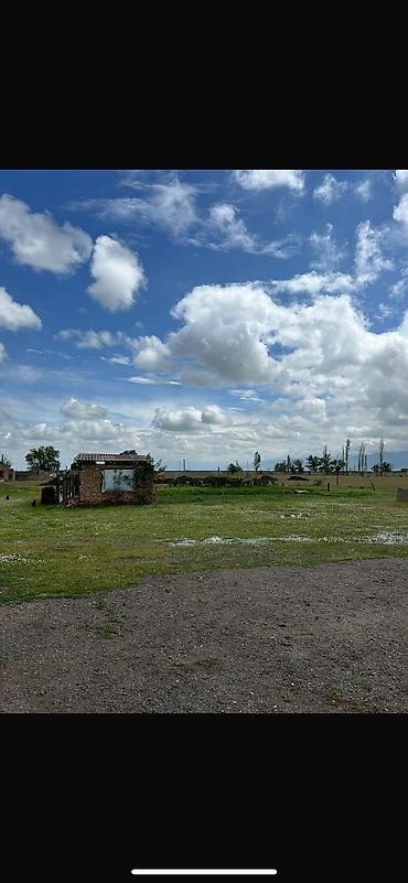 Продажа коттеджей и домов: Продам большой участок с домом в два этажатерритория 2 га,есть — 4