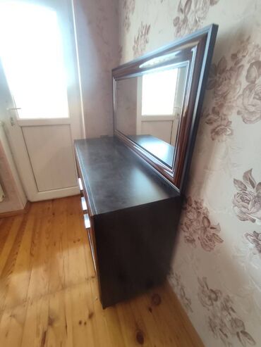 Komodlar: 2 ədəd yaxşı vəziyyətdə güzgülü komod satılır. Ölçüləri aşağıdakı — 2