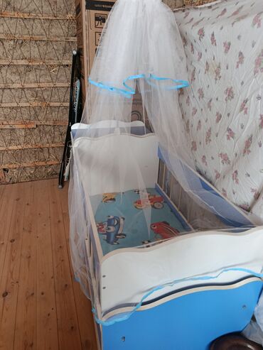 Beşiklər: Oğlan və qız üçün, İşlənmiş, Dördbucaq, Beşik, Dəst ilə, Matras ilə, Yellənmə mexanizmsiz — 6