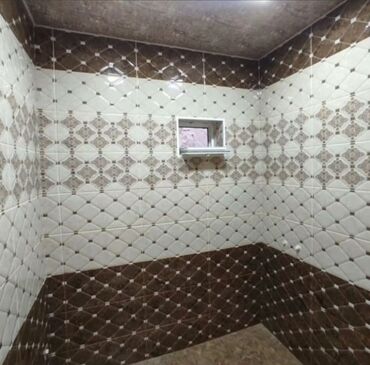 Digər bitirmə materialları: Bu, hamam otağı üçün nəzərdə tutulmuş, qəhvəyi və krem rəngli keramik