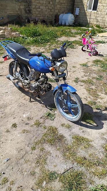 Motonəqliyyat: Moped/motosiklet – mavi rəngdə, şəhər və qəsəbədaxili sürüşlər üçün — 1