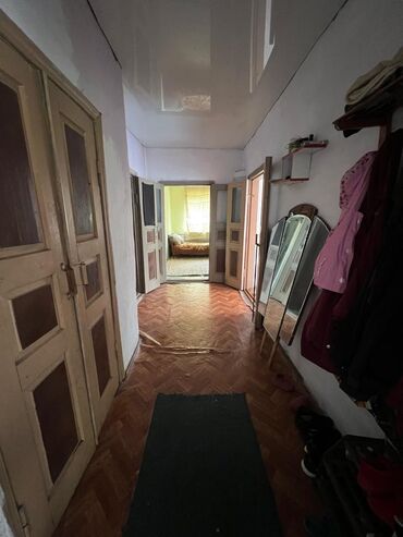 баня бишкеке: 70 м², 4 комнаты, Старый ремонт Без мебели