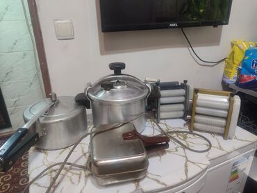 Другие товары для кухни: Набор кухонной утвари, включающий две алюминиевые скороварки разного