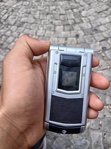 Klassik qapaqlı mobil telefon - Korpus: metalik gümüş rəngli çərçivə