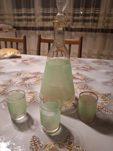 Digər dəstlər və servizlər: Şüşə qab dəsti - 2 ədəd şüşə krujka: qalın divarlı, qulpulu. Üzərində — 12