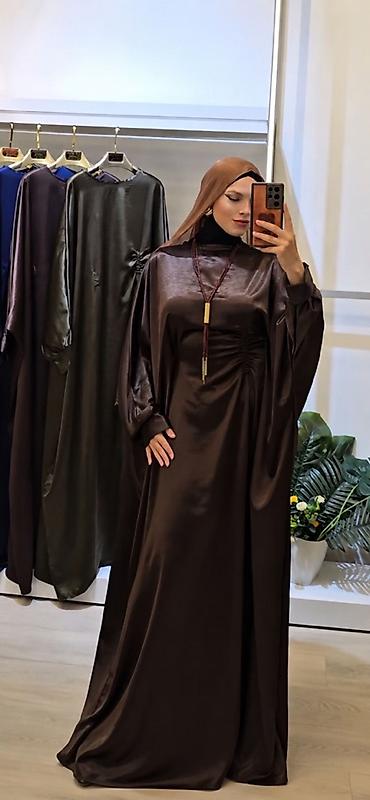 abaya: Saten abaya – qəhvəyi rəngdə, uzun və axıcı siluetli. Yumşaq, parlaq — 1