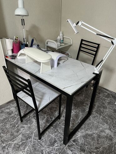 Маникюрные столы: Продаю маникюрный стол с тумбой и с двумя стульями в отличном