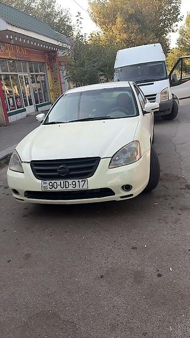 Digər avtomobillər: Ağ rəngdə sedan, 5 yerlik, ön‑çuvaldız LED faralar və duman faraları — 2