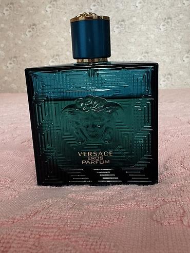 Versace Eros Parfum — мужской парфюм в фирменном изумрудно‑бирюзовом