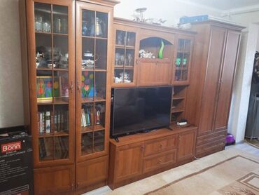 садовые мебели: Продаю стенку б/у Самовывоз 6 мкр Компактная, вместительнаяв хорошем