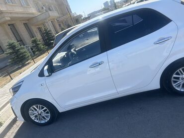 киа морнинг в рассрочку: Автомобиль Kia morning белого цвета, четырехдверный хэтчбек. Оснащен
