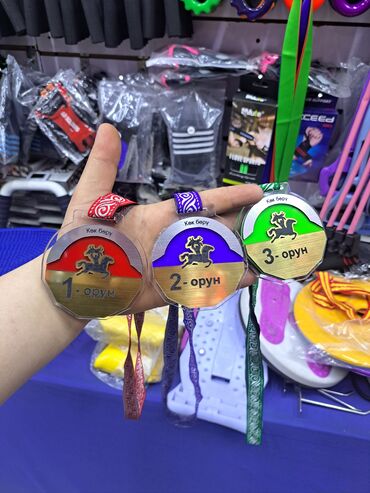 Значки, ордена и медали: Медали — 12