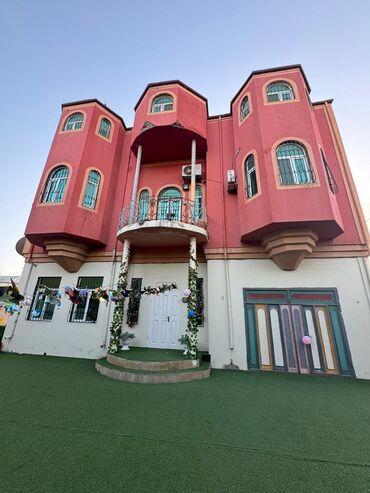 Mehdiabad qəsəbəsində 3 mərtəbəli bağça satılır.Mehdiabad qəsəbəsində