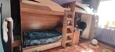 двухъярусная кровать со столом и шкафом внизу: Двухъярусная кровать, Б/у