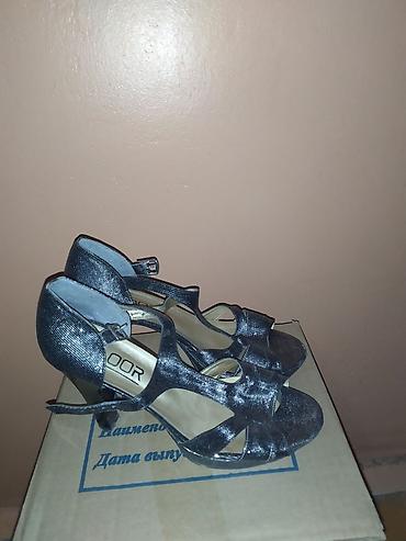 Продавцы-консультанты: Эти все женские обуви восемь пар за 5000 сом все в хорошем состоянии — 8