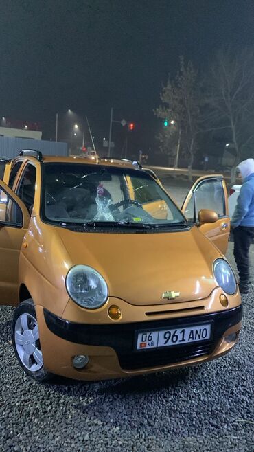 купить машину в рассрочку без банка: Золотистый хэтчбек Chevrolet Matiz, компактный городской автомобиль с