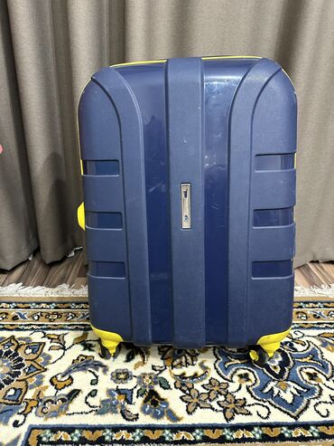 Сумки: Продаю чемодан б/у, сломано колесо