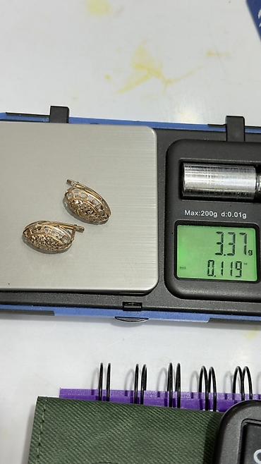 Серьги: Золотые серьги, 2 пары, резной узор Пара 1: - Форма: изогнутые — 4