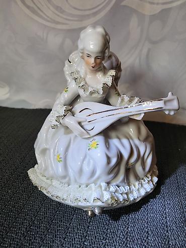 del boy figure: Nemacka nova figura dama sa mandolinom iz 70ih godina. Porcelanska — 3