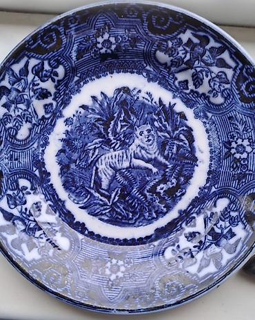 russian blue: Antik mavi-ağ naxışlı boşqab(qiymet 1 edede aiddir) - Material — 1