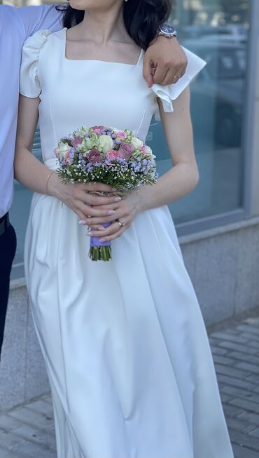 Ölçü 36
Kırık beyaz rəngdə
1 dəfə nikah üçün geyinilib