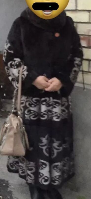 длинное трикотажное платье с капюшоном: Женская шуба с орнаментом - Длина: макси (ниже колена) - Цвет