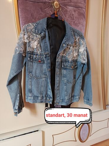 Pencəklər: Cins materialdan olan gödəkcə. Üzərində müxtəlif muncuqlar və güllərlə