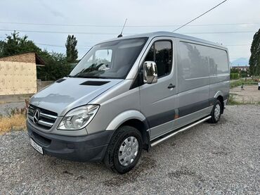 цельнометаллический спринтер: Грузовой фургон Mercedes-Benz Sprinter серебристого цвета. 2008 год