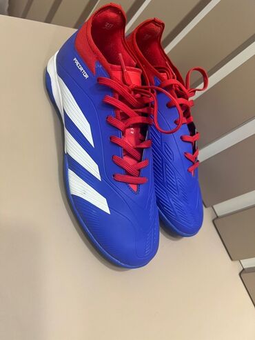 Ботинки: Adidas Predator modelinin mavi rəngli futbol butsları, qırmızı