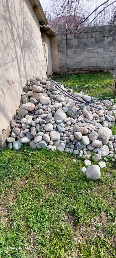 Камень: Продаю камни для фундамента. Во дворе 3 кучи камня в общем,продам всё