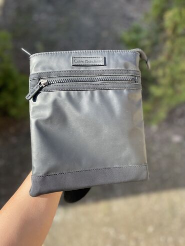 сумка маленькая: Барсетка “Calvin Klein” В сером цвете Размер средний,тетради и