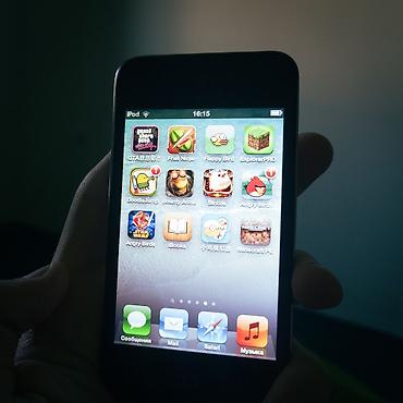 Другая аудиотехника: IPod touch 4 на 8GB, в комплекте только зарядка неоригинальная, из — 3