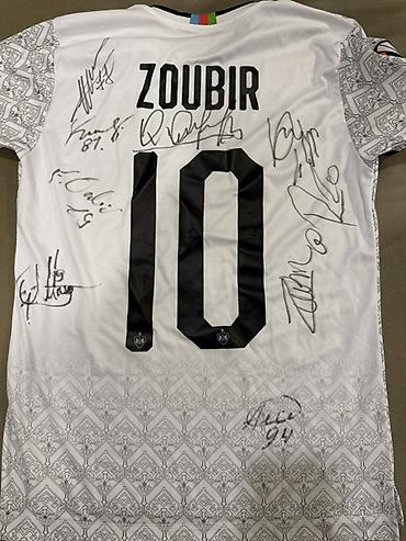 qarabaq fk: İmzalı Qarabag Fk formasi üstünde 10-dan çox futbolçu imzası var — 1
