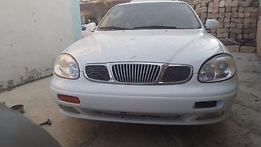 Daewoo: Daewoo Leganza, ağ rəng, sedan. Ön tərəfdən geniş xrom radiator — 7