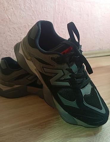 New Balance patike – sivi/ crni model sa mrežastim i brušenim panelima — 2