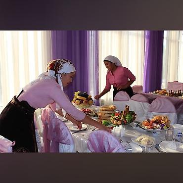 Пакрон Куран Аш тарда чай куйуп дасторконго жардамдашып тамакты елге