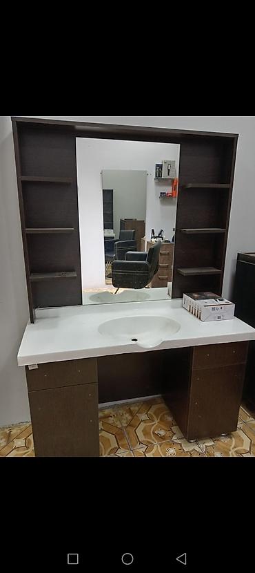 Салонные, медицинские комплекты мебели: Bərbər/salon üçün iş masası və güzgü dəsti az işlənibdir Sumqayitda — 2