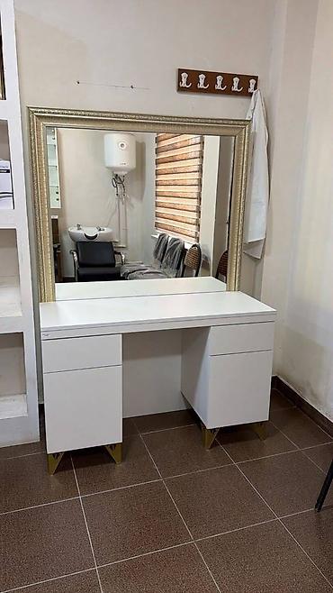 Salon masaları: İşlənmiş, Makiyaj üçün masa — 1