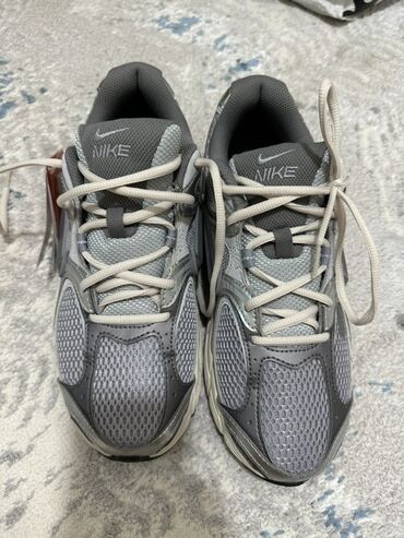 Кроссовки и спортивная обувь: Мужские кроссовки, 41, Nike, Новый, цвет - Серый, Платная доставка, Самовывоз — 4