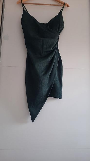 dugacke svecane haljine: Elegantna mini haljina na bretele, smaragno-zelene boje sa suptilnim — 1