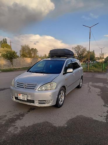 т 28 х4: Toyota Avensis Verso: 2001 г., 2.4 л, Кол менен иштөөчү, Бензин, Вэн/Минивэн — 2