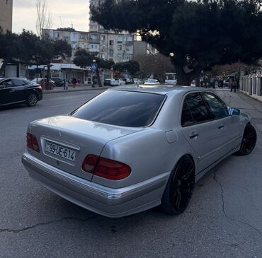Mercedes-Benz: Mercedes-Benz E‑Class (W210) sedan Xüsusiyyətlər: - Korpus: 4 qapılı — 3