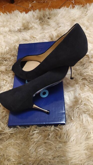 Γυναικεία είδη Υπόδησης: Παπούτσια.

Πολύ άνετα, μέγεθος 39 — 3