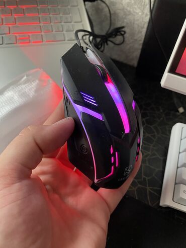 Klaviaturalar: 1 ci şəkildə iki set var maus klaviatura 1 ci olan ağ klaviatura və — 8