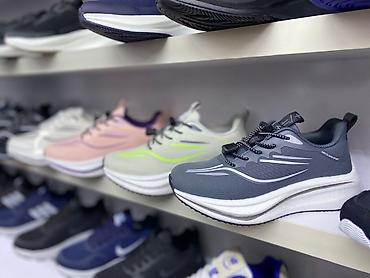 Детская обувь: Кроссовки и кеды — широкий выбор моделей на полках магазина. - — 2