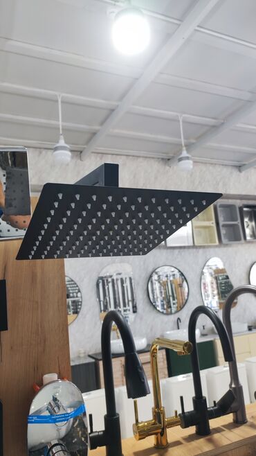 Müasir kvadrat formalı qara rəngli duş başlığı, hər hansı bir vanna