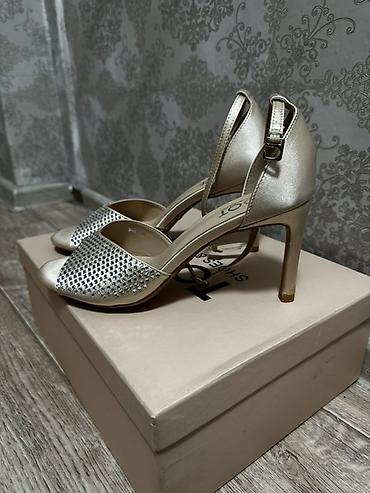 Ботинки и ботильоны: Женская обувь. Ботинки Деми новые, размер 38. 1300 сом Туфли новые — 8