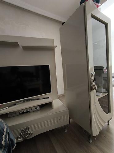 stend: Tv stendi və vitrin dəsti - Rəng: açıq krem/bej, parlaq səth - Stil — 1