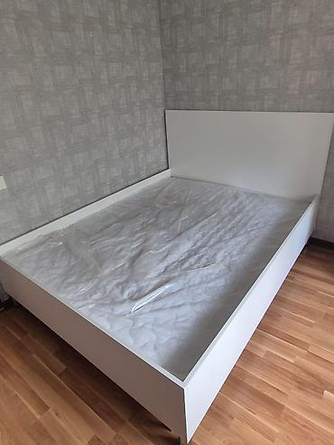 Ağ rəngli iki nəfərlik çarpayı - Minimalist dizaynlı, düz başlıq və
