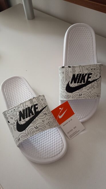 bele ravne sandale: Nove Nike papuce, broj 39. Cena papuca: 3900 !CENA NIJE FIKSNA! *za